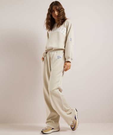 wide fit broek label