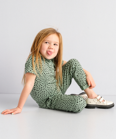 groene jumpsuit stippendessin