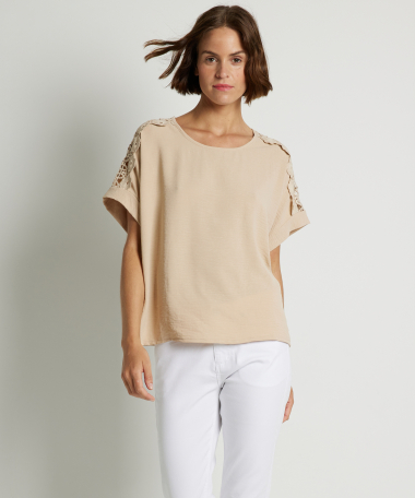 t-shirt met kant op mouw