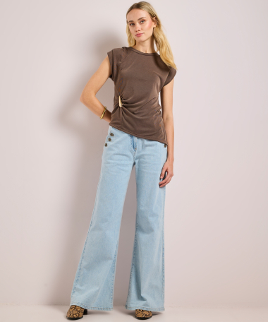 top met gouden accessoire