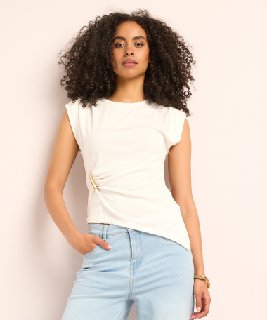 top met gouden accessoire