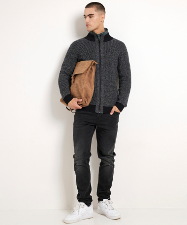 vest met zwarte boorden