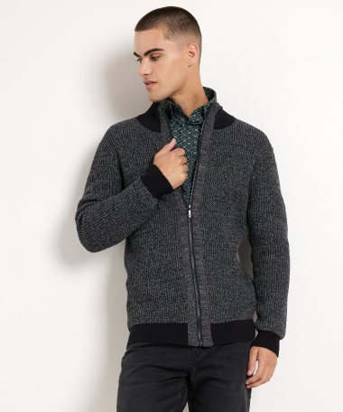 vest met zwarte boorden