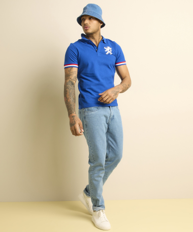blauwe polo met borstprint