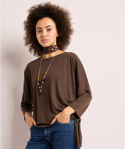 top met knoopdetail en ketting
