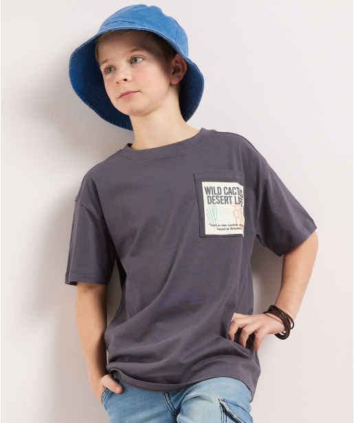 t-shirt met borstzakje en backprint