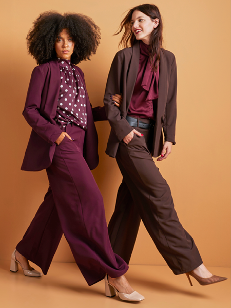 2 vrouwen met nette broeken, blazers en overhemden