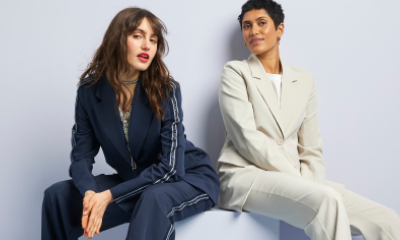 twee vrouwen in dames sets, een blauw, de ander beige