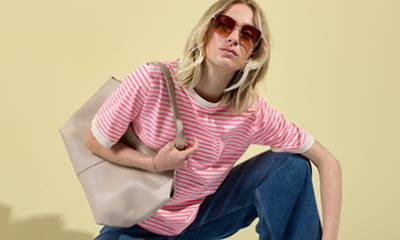 vrouw met luchtig t-shirt
