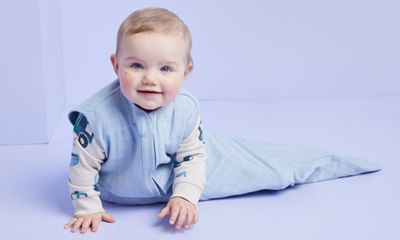 baby in een blauwe slaapzak