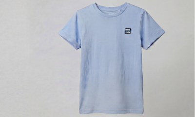 blauw jongens t-shirt met lijmvlek