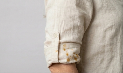 dames blouses met saladedressing vlekken op haar manchet