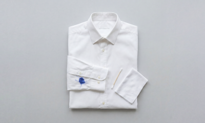 wit overhemd met een penvlek op de manchet