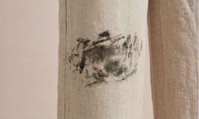 beige broek met smeer vlekken