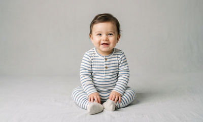 baby in een streepjes pyjama