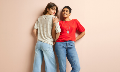 twee vrouwen met een beige t-shirt en een rood t-shirt