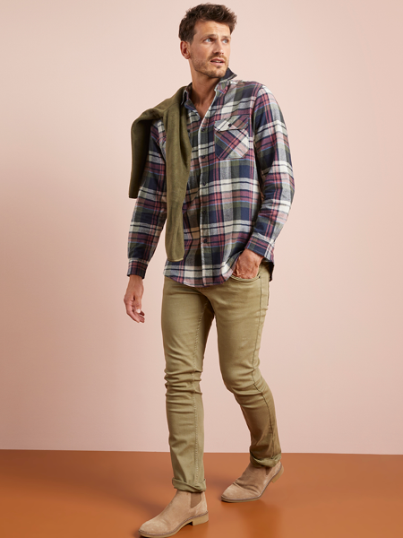 man in een groene heren broek met daar op een geblokt overhemd
