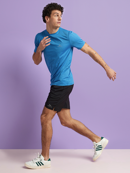 man in een blauw sport t-shirt en een zwart sport broekje