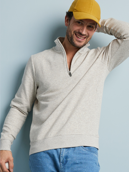 man in een grijze schipperstrui