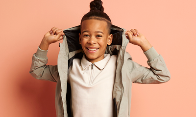 jongen met een open grijze softshell jas