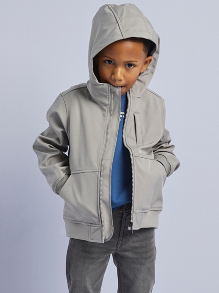 jongen met een grijze parka jas