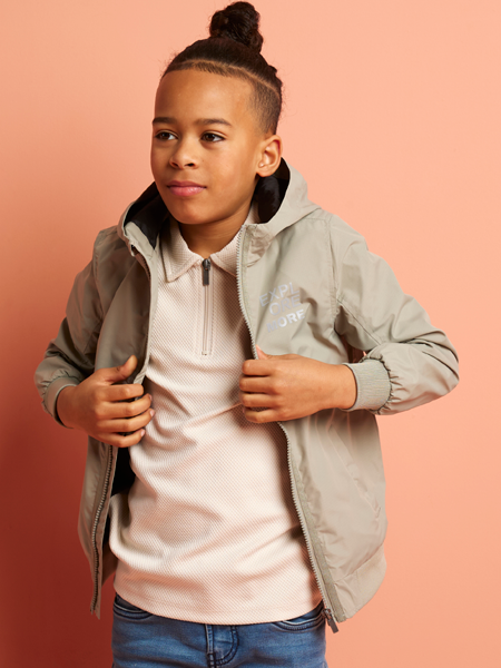 jongen met een grijze open softshell jas 