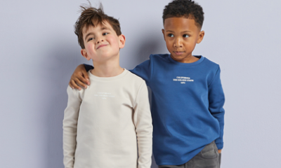 jongens met een witte en blauwe top