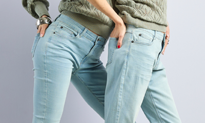 vrouwen met lichtblauwe jeans