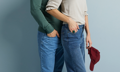 man en vrouw in donkere wassing jeans