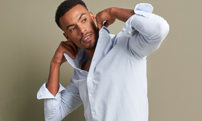 man in een lichtblauw overhemd