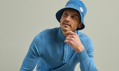 een man met blauwe vissershoed en blauw shirt