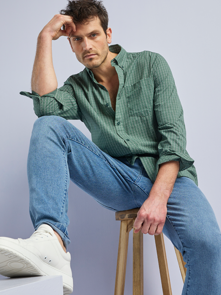 man met donkerblauwe skinny jeans