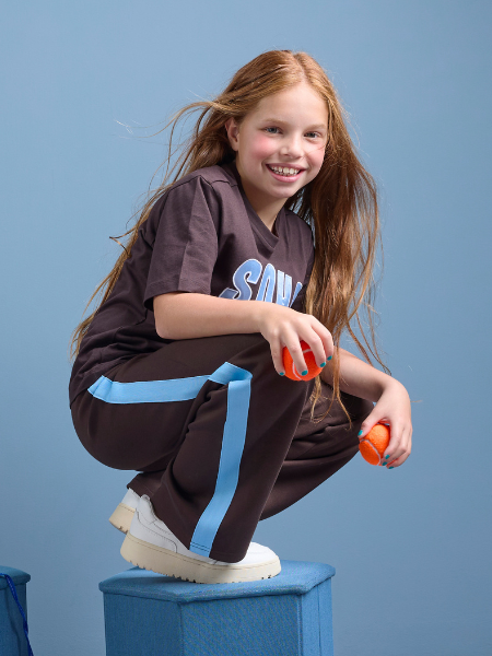 meisje met broek en t-shirt