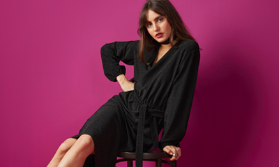 een vrouw in nette zwarte feestelijke kleding