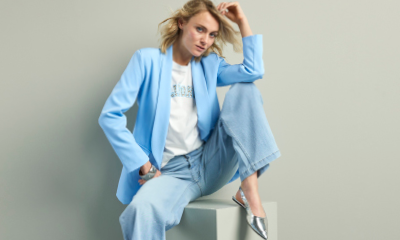 vrouw met een lichtblauwe jeans en blauwe blazer