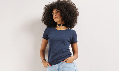 vrouw in een donkerblauw basic t-shirt