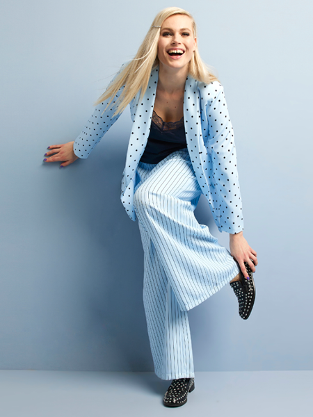 vrouw met blazer en nette pantalon