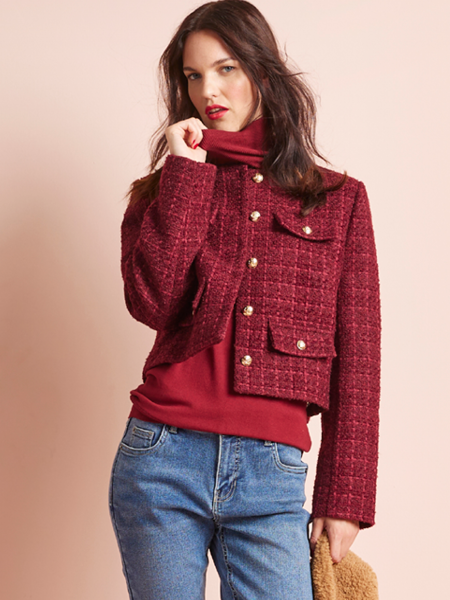 vrouw met rode blazer met daaronder rode coltrui
