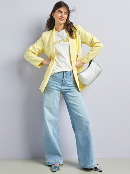 vrouw met blazer, t-shirt en jeans