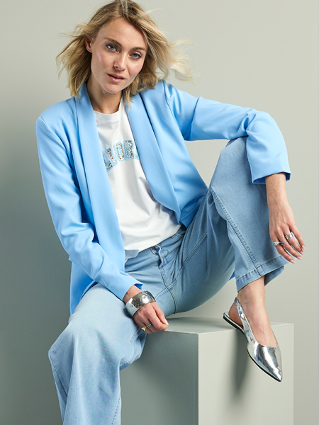 vrouw met lichtblauwe flared jeans
