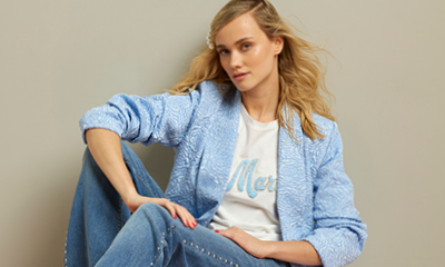 vrouw met een lichtblauwe blazer met daaronder wit t-shirt
