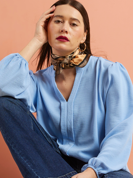 vrouw met een blauwe v-hals trui