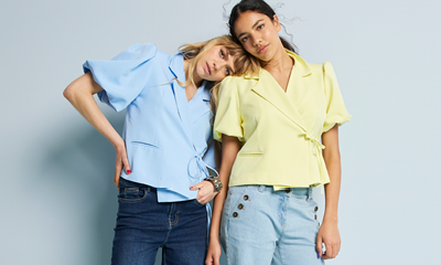 2 vrouwen met een gele blazer en een blauwe blazer