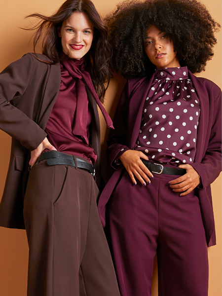 2 vrouwen met blazers met daaronder dames tops