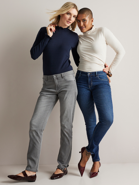 vrouwen met een grijze en donkerblauwe jeans en witte en donkerblauwe tops